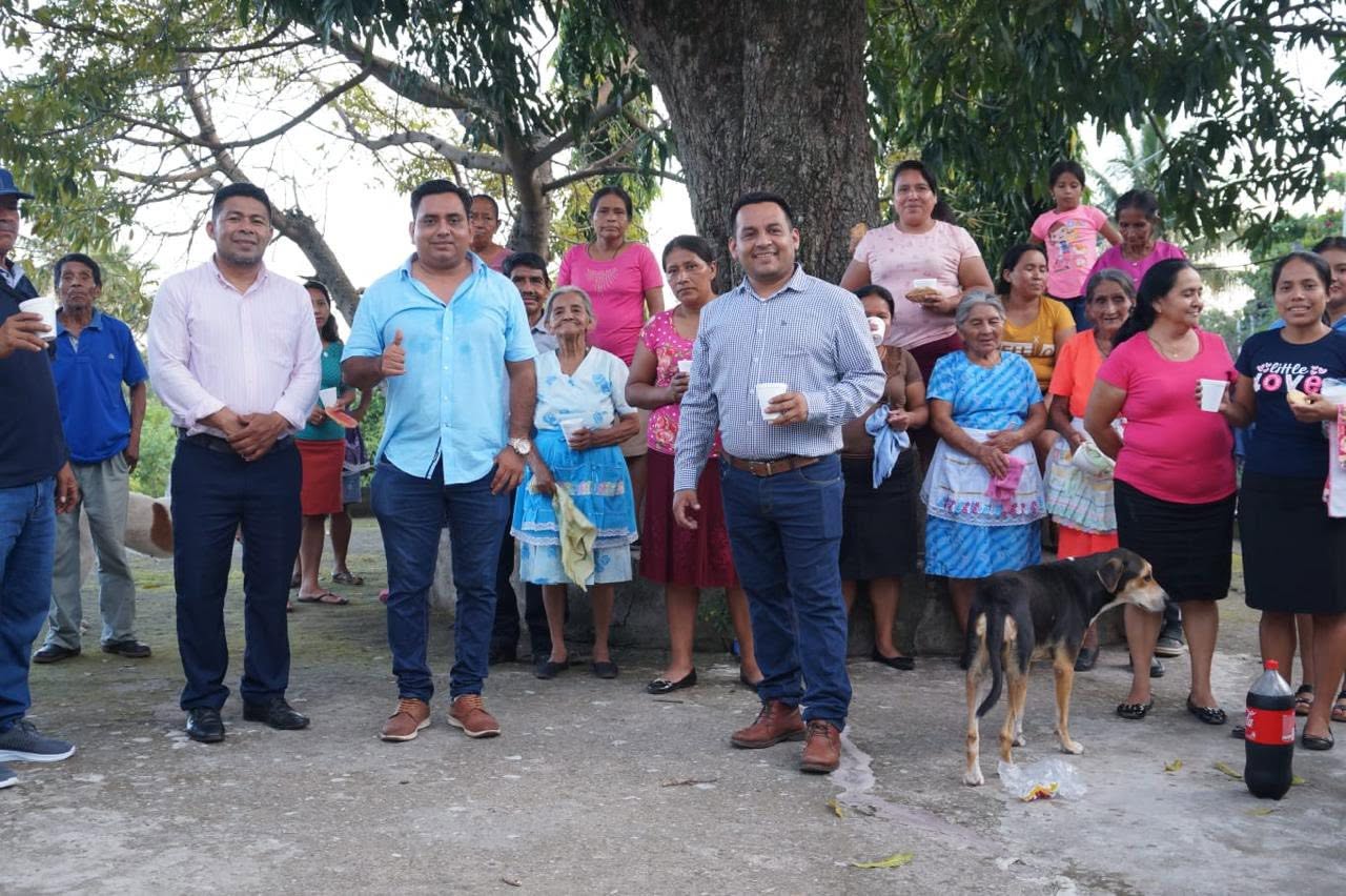Entrega de láminas para el techo de la Iglesia Católica del cantón Los Troncones, Panchimalco